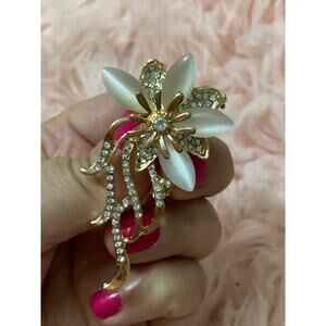 🌷🌷🌷🌷New betseyville by betsey cute flower brooch 🌷🌷🌷🌷